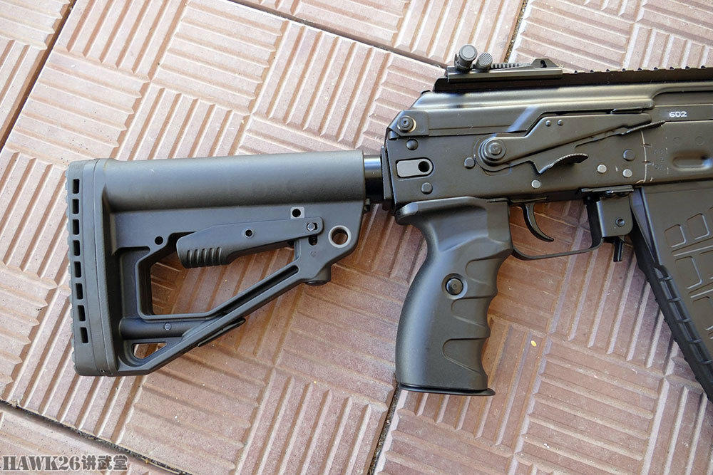 AK-12表演“金鸡独立”俄罗斯军队新一代步枪平衡性令人称赞