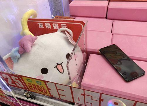 千万不要在晚上玩夹娃娃机