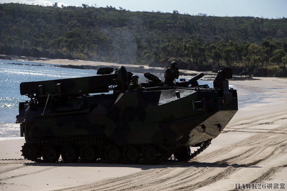 美国海军陆战队的“拳头”AAV-7两栖突击车在澳大利亚演习