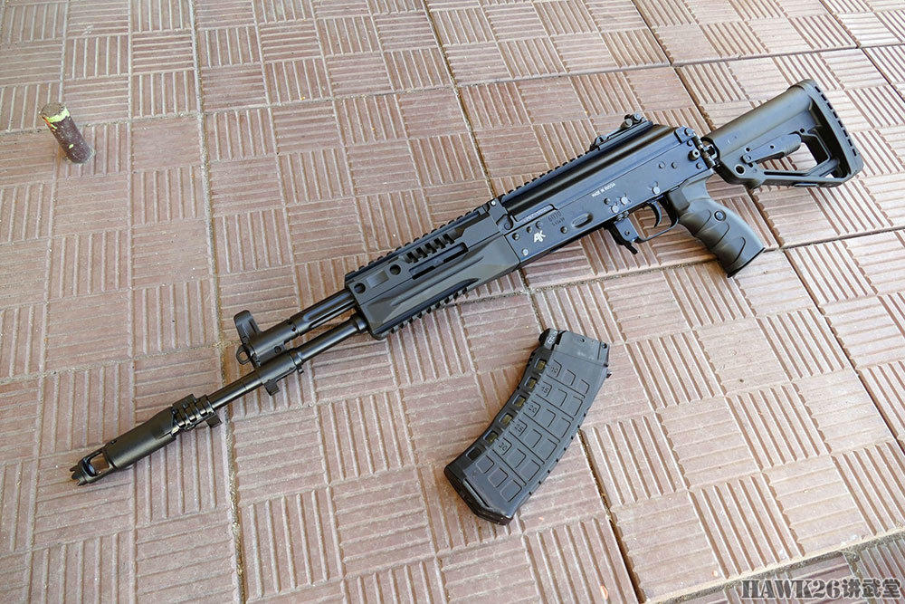 AK-12表演“金鸡独立”俄罗斯军队新一代步枪平衡性令人称赞