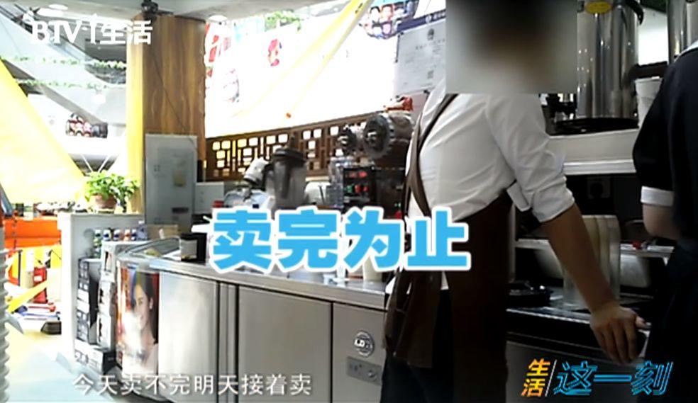 臭香蕉榨汁？案板脏水卖顾客？这家奶茶店也太吓人了！