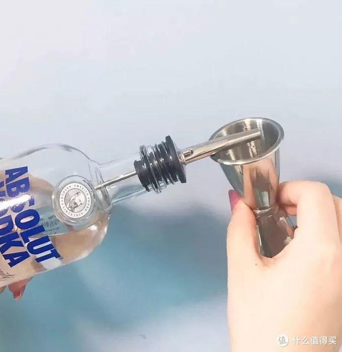 臭香蕉榨汁？案板脏水卖顾客？这家奶茶店也太吓人了！