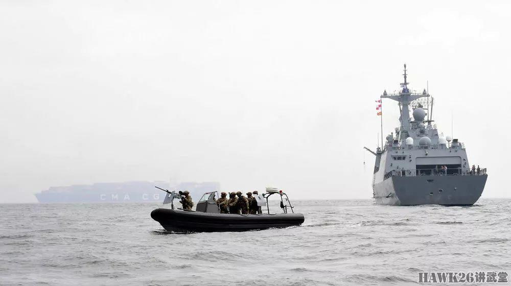 韩国海军特种部队配备HK416步枪演练登船战术 反光镜“穿帮”（附视频）