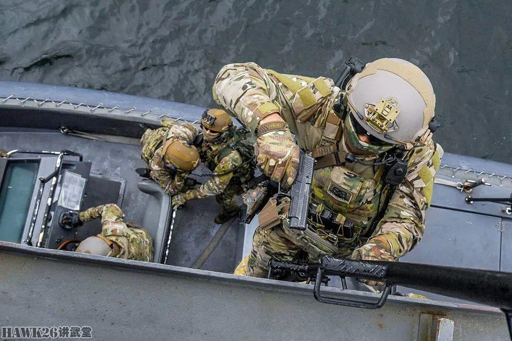 韩国海军特种部队配备HK416步枪演练登船战术 反光镜“穿帮”（附视频）