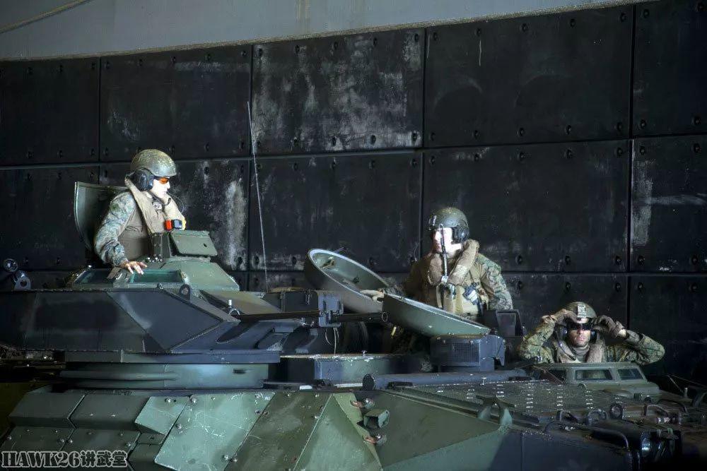 美国海军陆战队的“拳头”AAV-7两栖突击车在澳大利亚演习