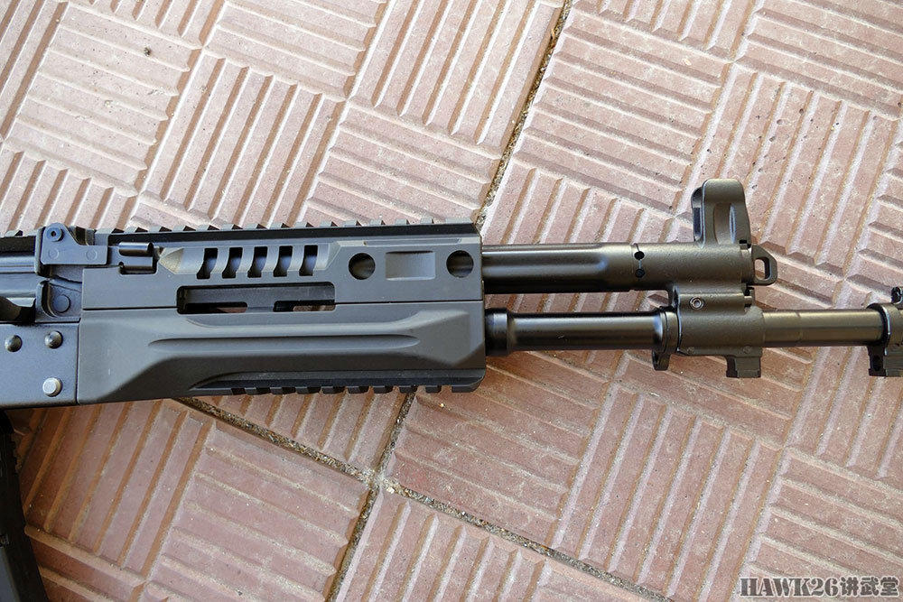 AK-12表演“金鸡独立”俄罗斯军队新一代步枪平衡性令人称赞