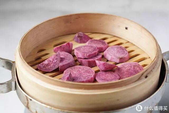 臭香蕉榨汁？案板脏水卖顾客？这家奶茶店也太吓人了！