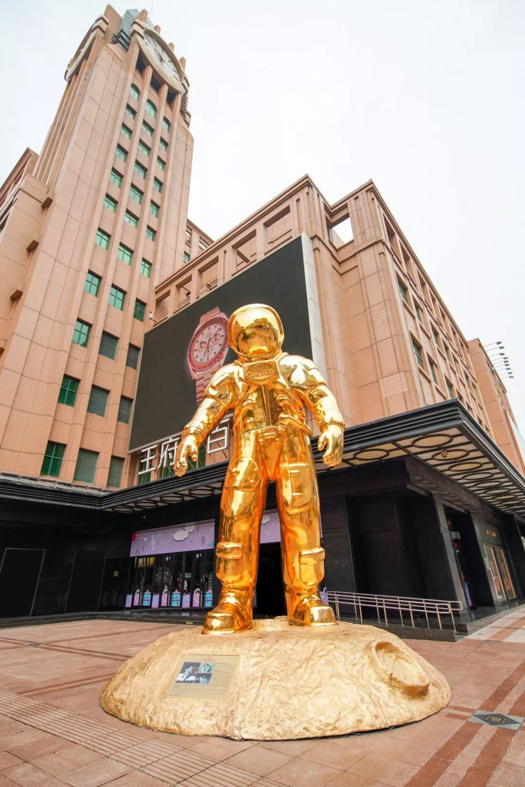 这座三层楼高的金色宇航员，你想不想看？| 表态头条