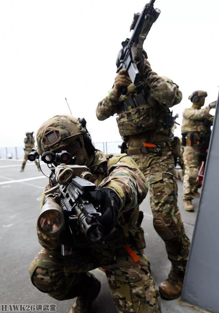 韩国海军特种部队配备HK416步枪演练登船战术 反光镜“穿帮”（附视频）