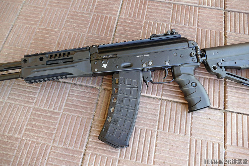 AK-12表演“金鸡独立”俄罗斯军队新一代步枪平衡性令人称赞