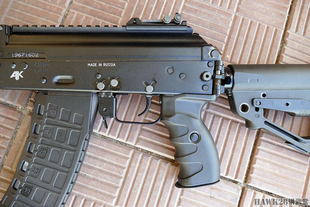 AK-12表演“金鸡独立”俄罗斯军队新一代步枪平衡性令人称赞
