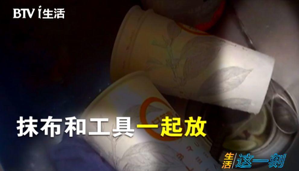 臭香蕉榨汁？案板脏水卖顾客？这家奶茶店也太吓人了！