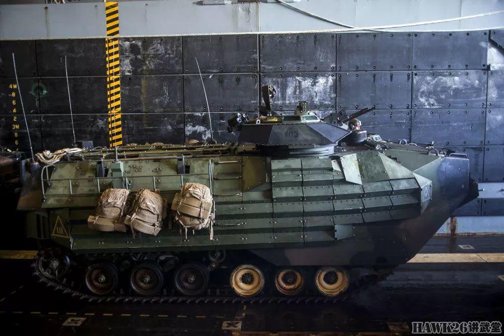 美国海军陆战队的“拳头”AAV-7两栖突击车在澳大利亚演习