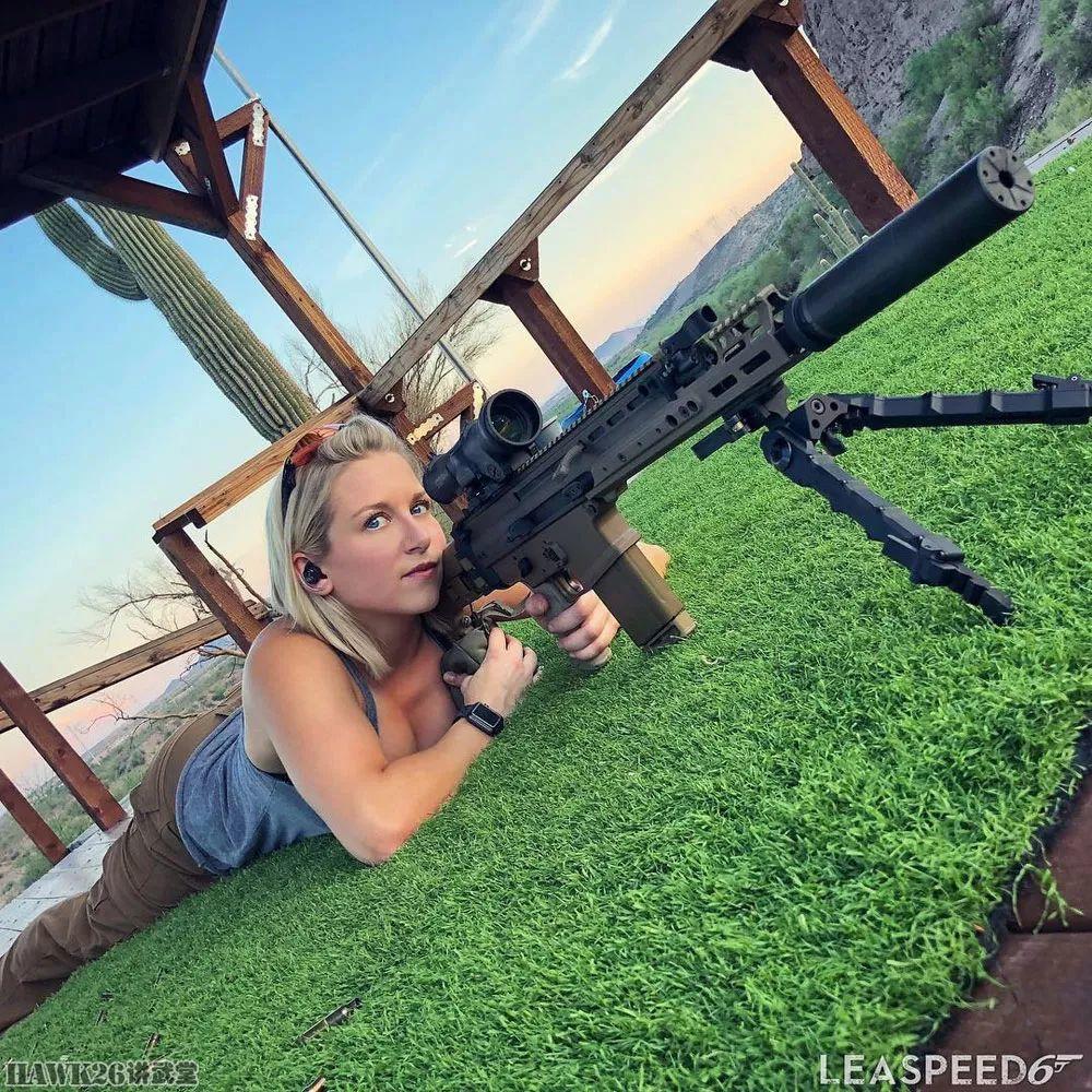 【周末MM例图】网红女枪迷拍摄短视频 展示枪械射击最真实的感受
