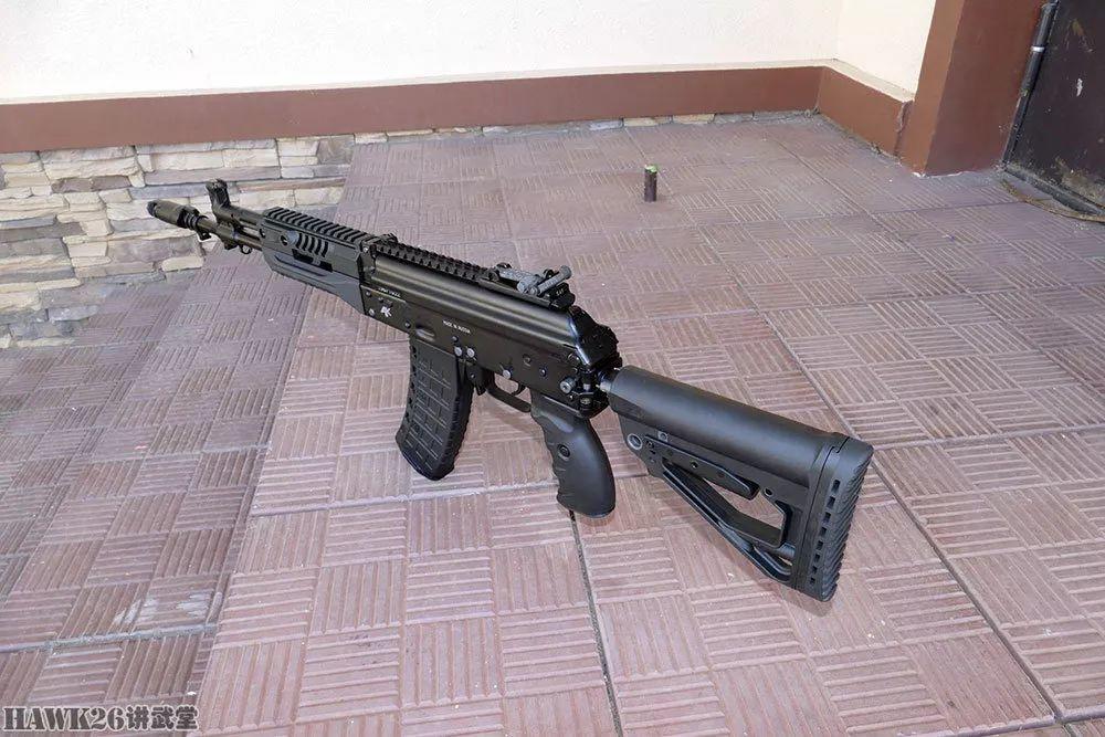AK-12表演“金鸡独立”俄罗斯军队新一代步枪平衡性令人称赞