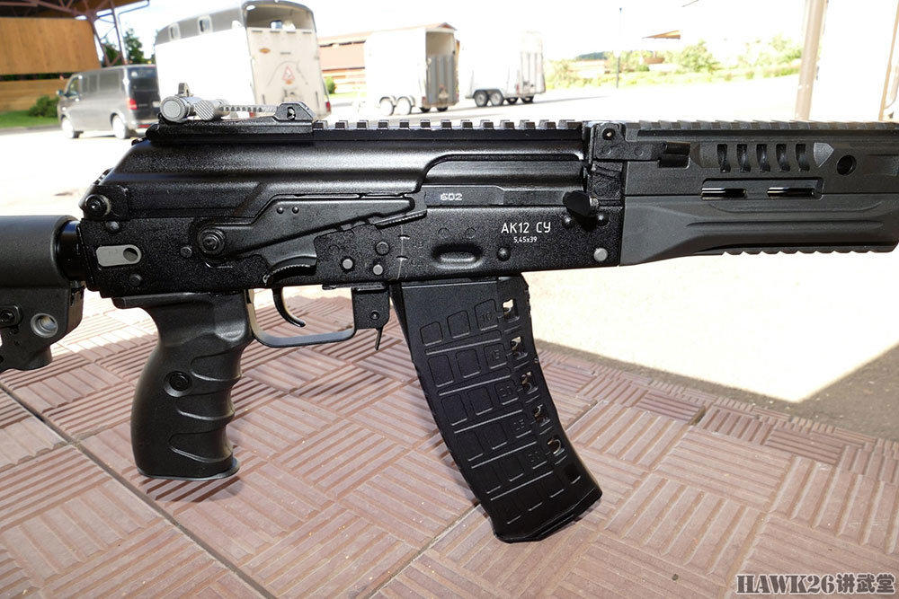 AK-12表演“金鸡独立”俄罗斯军队新一代步枪平衡性令人称赞