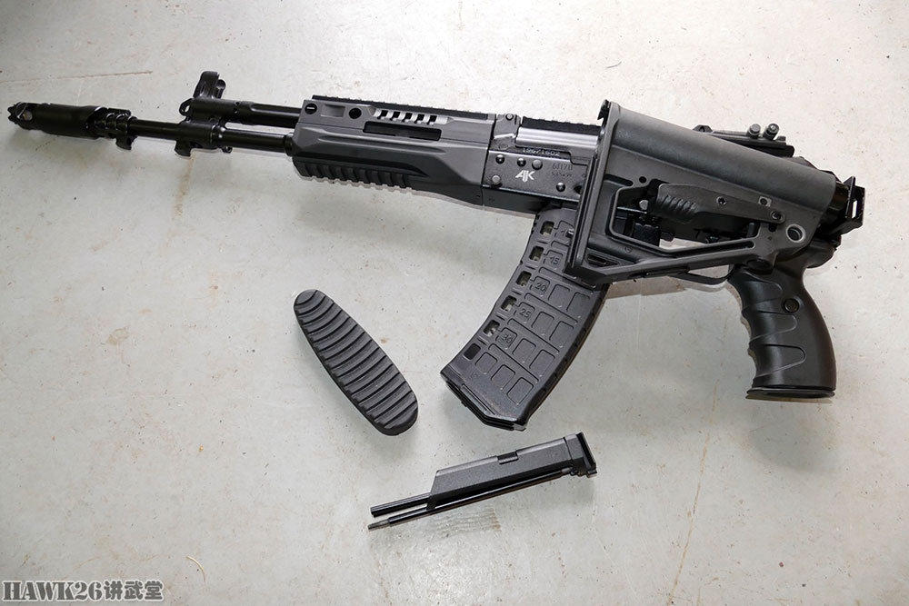 AK-12表演“金鸡独立”俄罗斯军队新一代步枪平衡性令人称赞