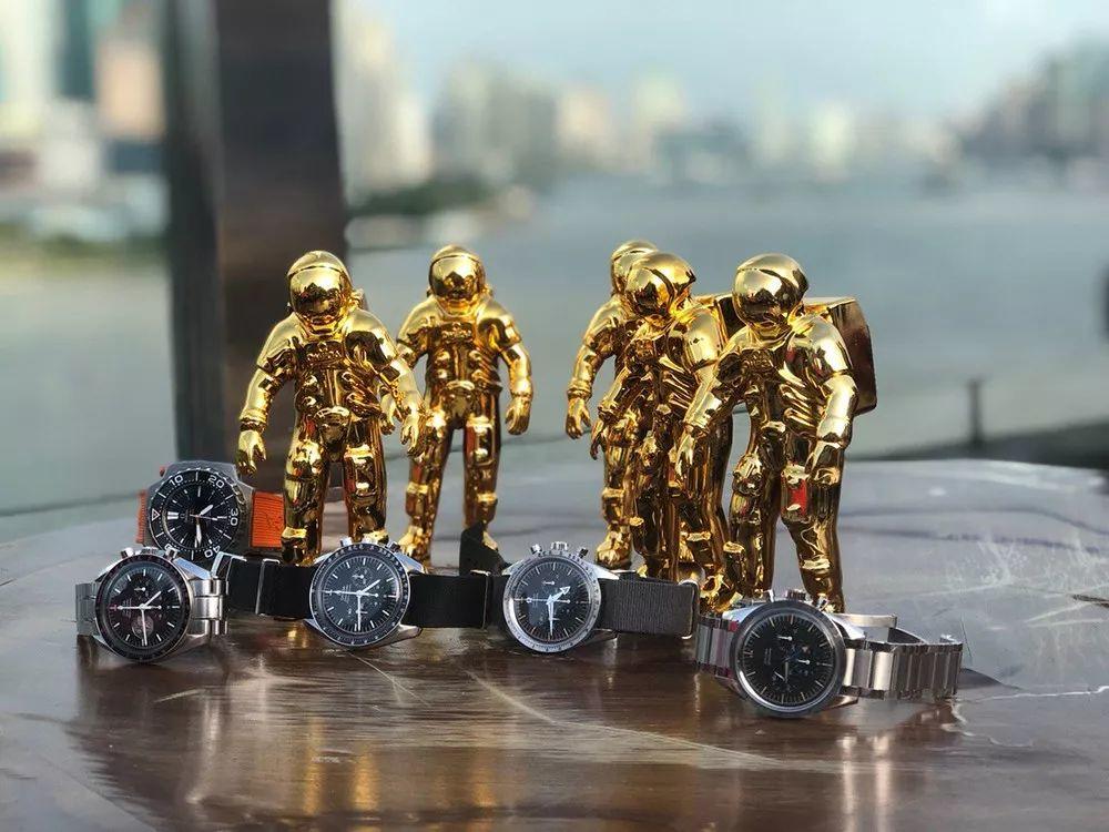 这座三层楼高的金色宇航员，你想不想看？| 表态头条