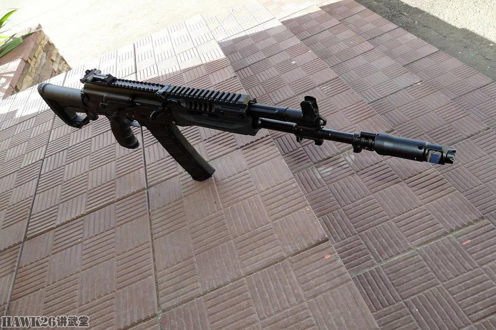 AK-12表演“金鸡独立”俄罗斯军队新一代步枪平衡性令人称赞