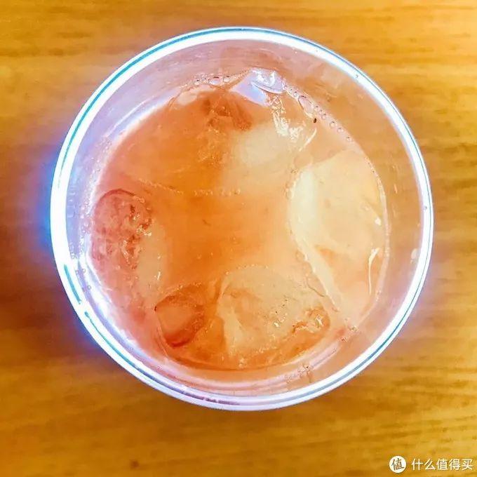 臭香蕉榨汁？案板脏水卖顾客？这家奶茶店也太吓人了！