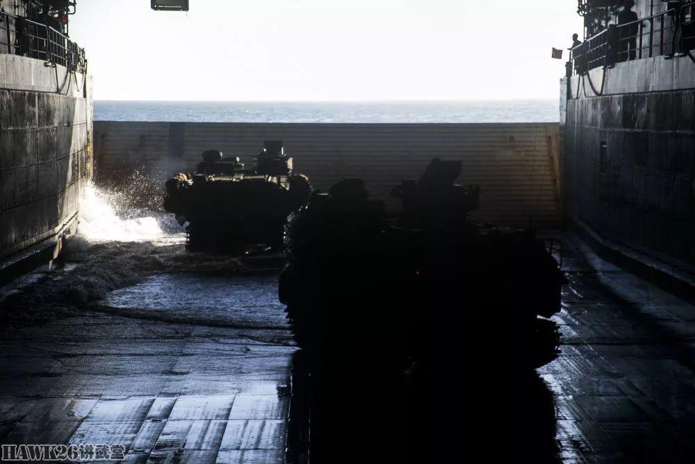 美国海军陆战队的“拳头”AAV-7两栖突击车在澳大利亚演习