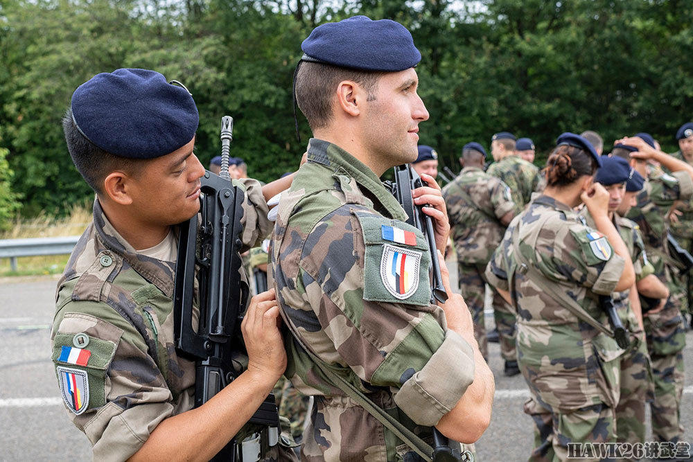 法国国庆阅兵彩排现场 HK416F系列闪亮登场 德国枪再现巴黎