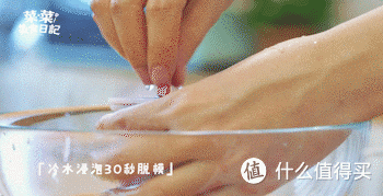 臭香蕉榨汁？案板脏水卖顾客？这家奶茶店也太吓人了！