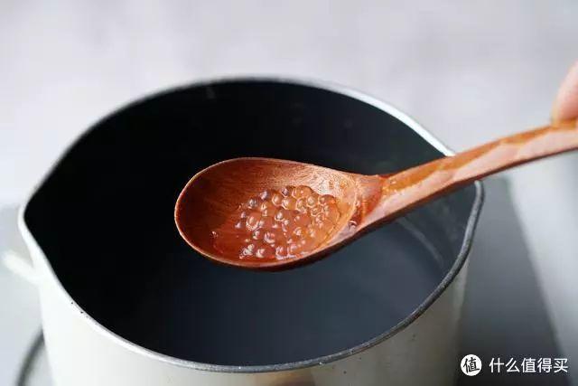 臭香蕉榨汁？案板脏水卖顾客？这家奶茶店也太吓人了！