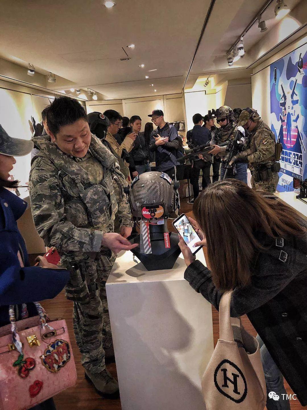 TMC x 靠边走艺术空间| 军事装备结合艺术展览（多图）