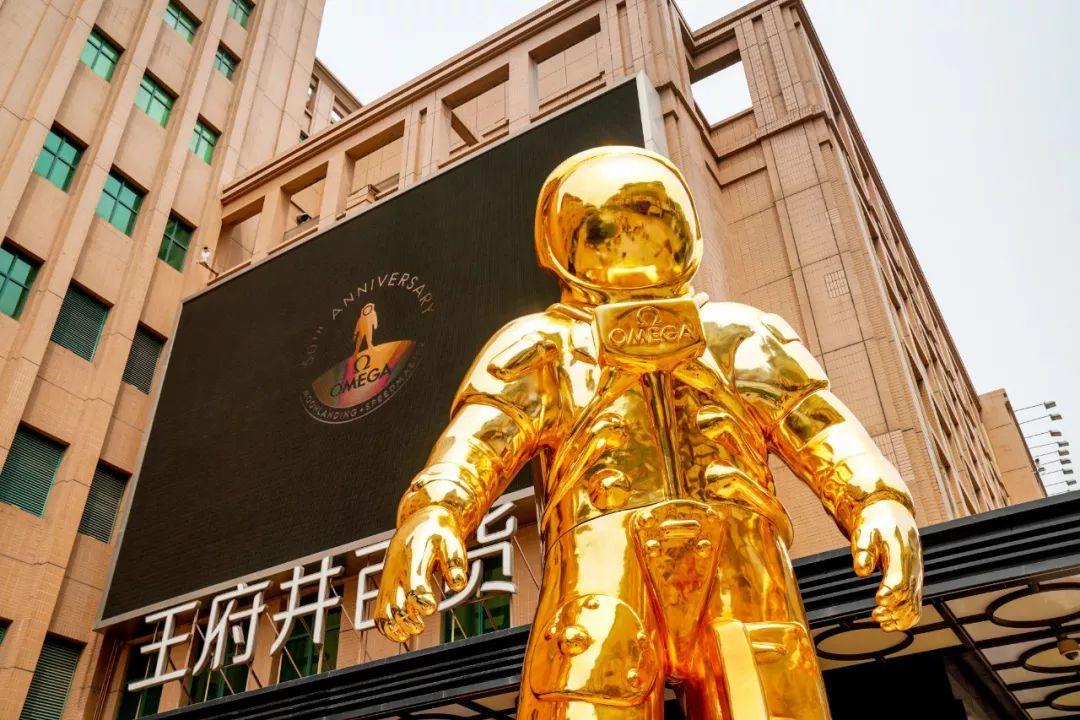这座三层楼高的金色宇航员，你想不想看？| 表态头条