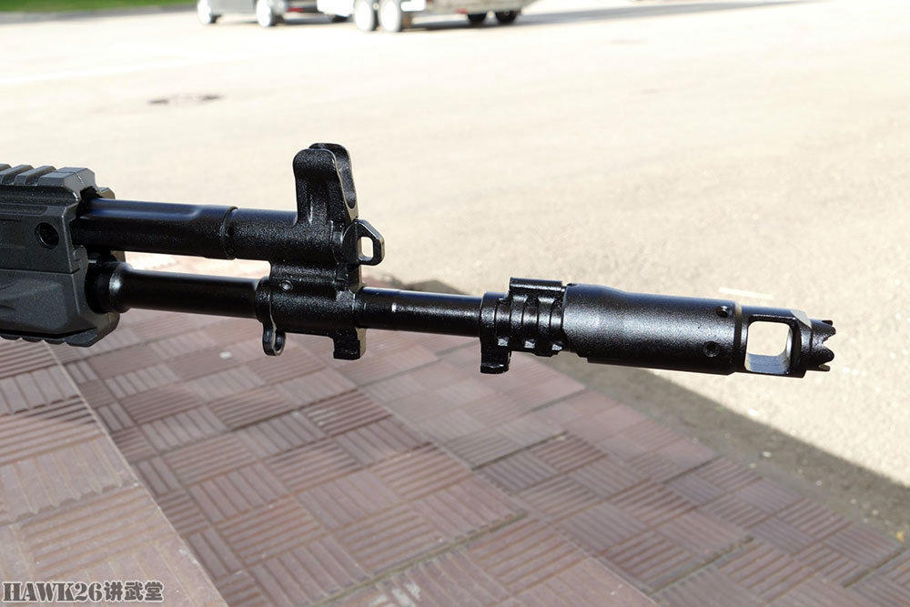 AK-12表演“金鸡独立”俄罗斯军队新一代步枪平衡性令人称赞