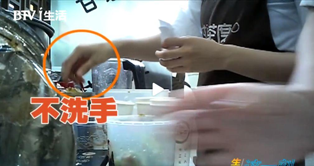 臭香蕉榨汁？案板脏水卖顾客？这家奶茶店也太吓人了！
