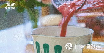 臭香蕉榨汁？案板脏水卖顾客？这家奶茶店也太吓人了！