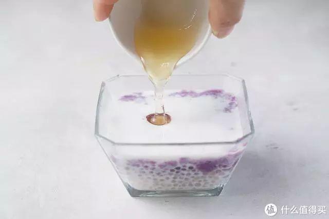 臭香蕉榨汁？案板脏水卖顾客？这家奶茶店也太吓人了！