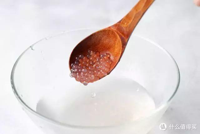 臭香蕉榨汁？案板脏水卖顾客？这家奶茶店也太吓人了！