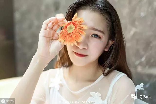 能把花养成电子宠物的高科技花盆了解一下