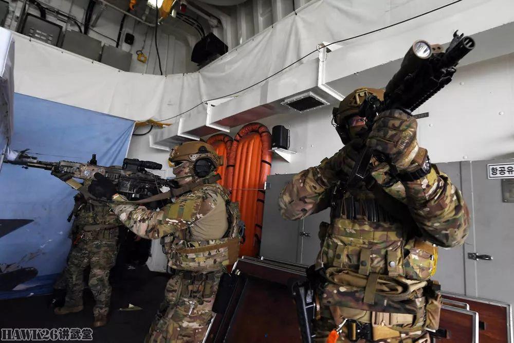 韩国海军特种部队配备HK416步枪演练登船战术 反光镜“穿帮”（附视频）