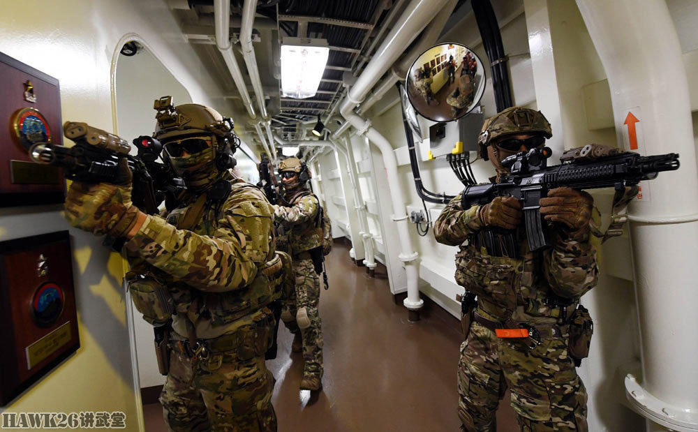 韩国海军特种部队配备HK416步枪演练登船战术 反光镜“穿帮”（附视频）
