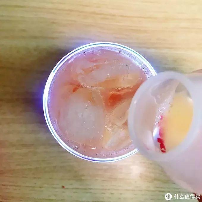 臭香蕉榨汁？案板脏水卖顾客？这家奶茶店也太吓人了！