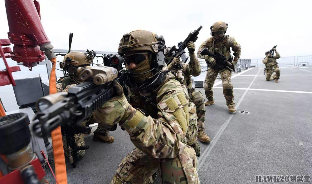 韩国海军特种部队配备HK416步枪演练登船战术 反光镜“穿帮”（附视频）