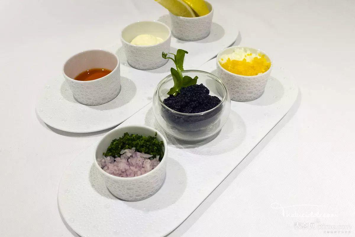 周末不谈表 | 在飞机上吃鲟鱼子酱、睡大床，全球最顶级的航空服务是一种什么体验？