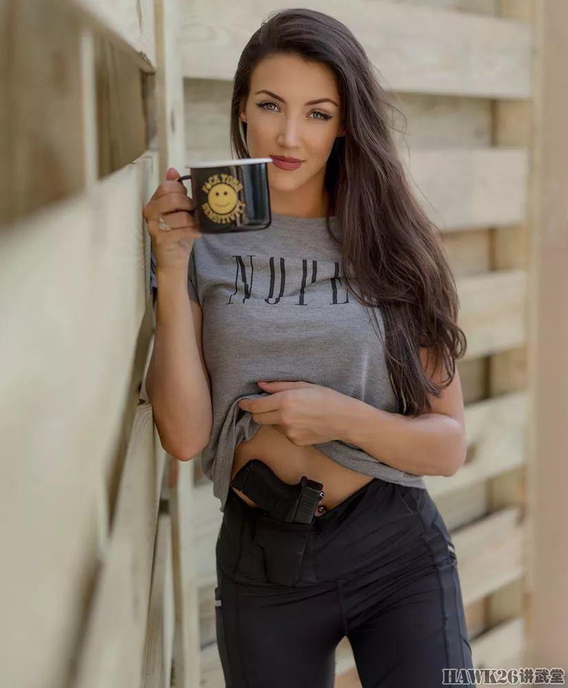 【周末MM例图】特殊气质美女 劳伦·杨 一位拥有阿富汗实战经验的枪械模特