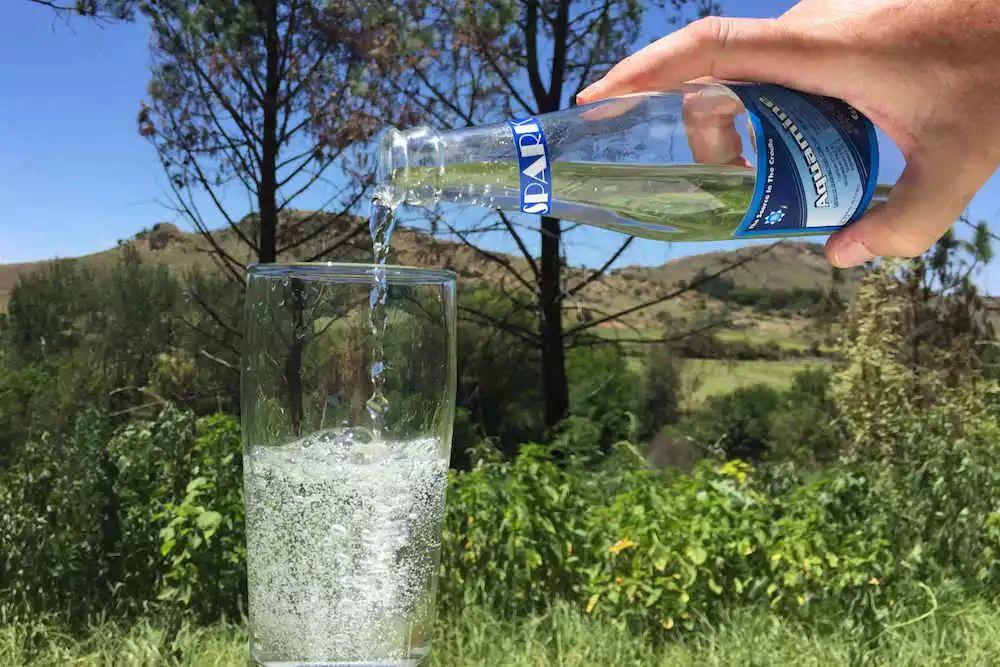 巴黎水，圣培露，VOSS，站在鄙视链顶端的那些大牌气泡水，都有什么差别？