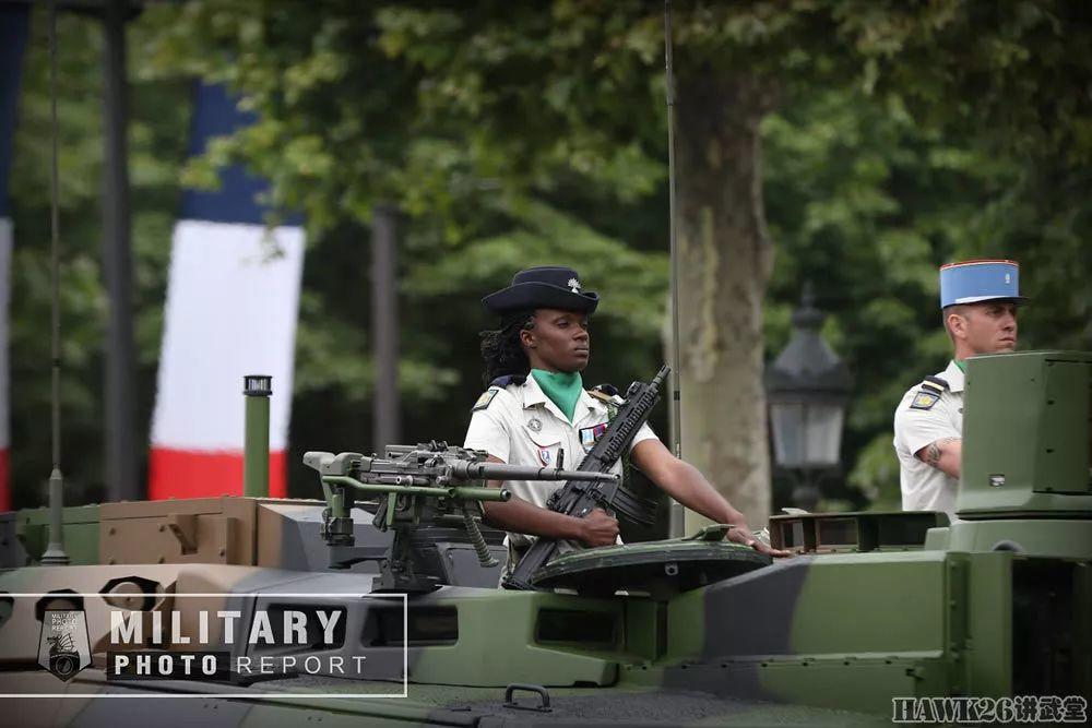 法国国庆日阅兵式 重视和保留传统 250名骑兵堪称世界独一无二