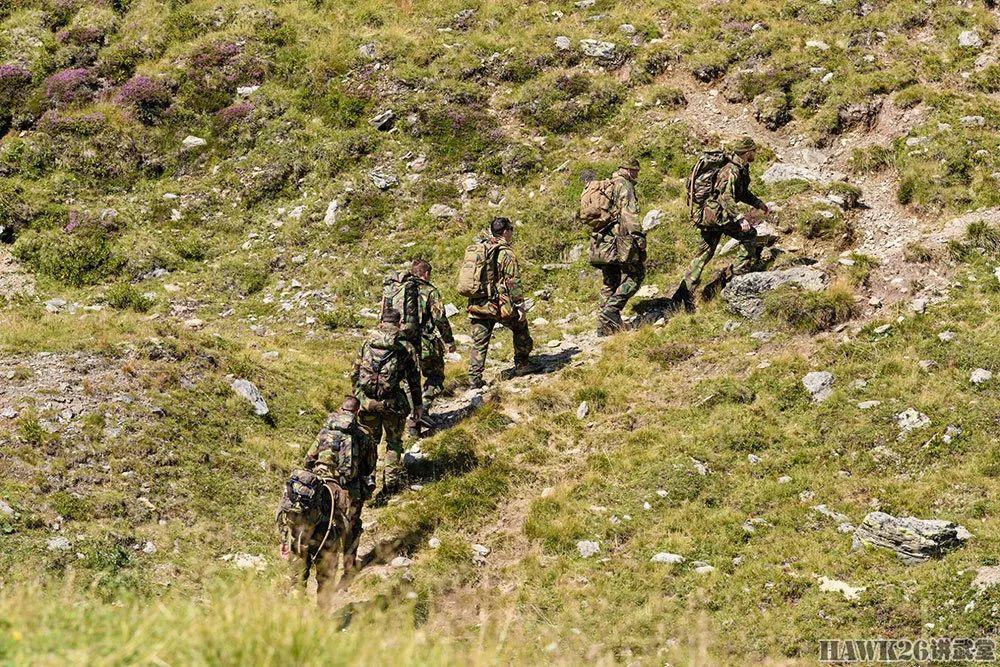 英国陆军远赴奥地利测试战斗机器人 履带车辆奔驰在阿尔卑斯山