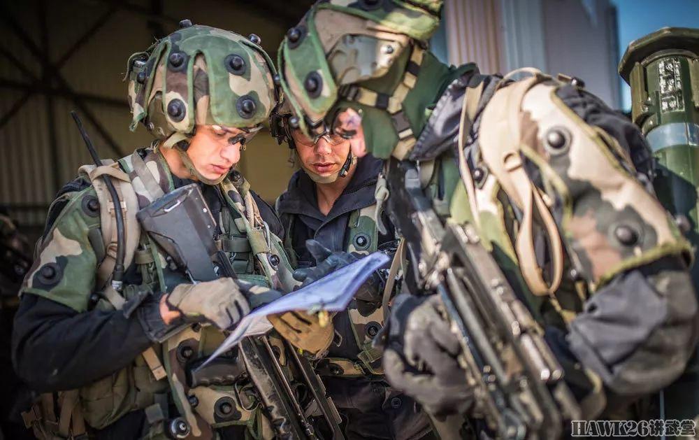 法军第25步兵团城镇作战演习 米尼米伞兵机枪提供伴随火力支援