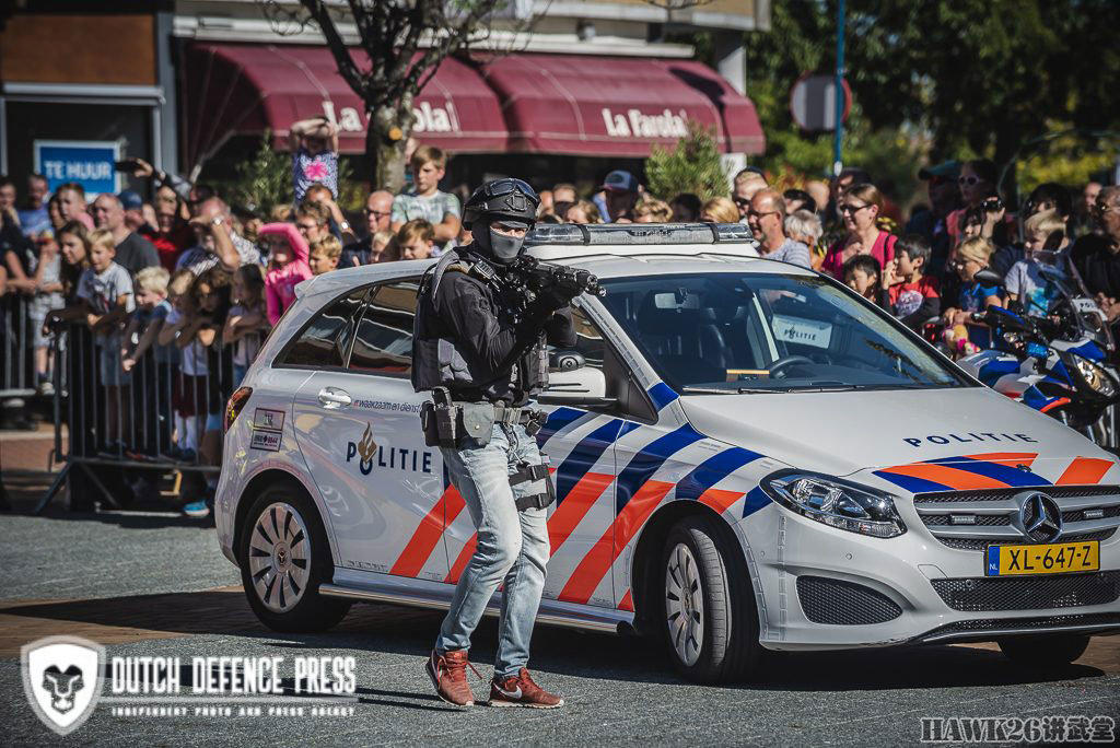 荷兰警察“逮捕组”公开表演 警犬泰瑟枪上阵 展示超强战斗力 荷兰警察“逮捕组”公开表演 警犬泰瑟枪上阵 展示超强战斗力