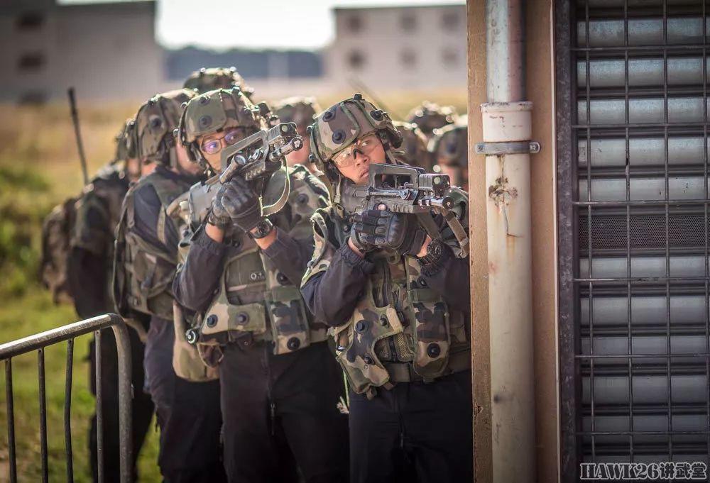 法军第25步兵团城镇作战演习 米尼米伞兵机枪提供伴随火力支援