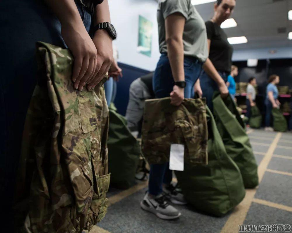 美国空军新兵领取OCP制服 成为首批配发“全地形迷彩”的部队