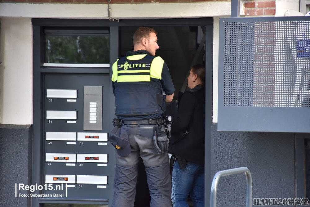 荷兰“逮捕队”赶赴枪击事件现场 特警AR步枪居然安装60发弹鼓